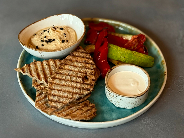 Хумус с овощами-гриль и тостами из зернового хлеба